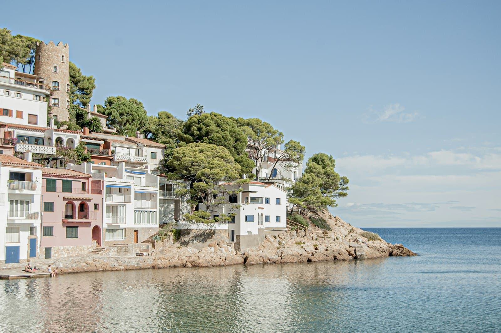 De baai van Sa Tuna aan de Costa Brava, met huizen aan het water